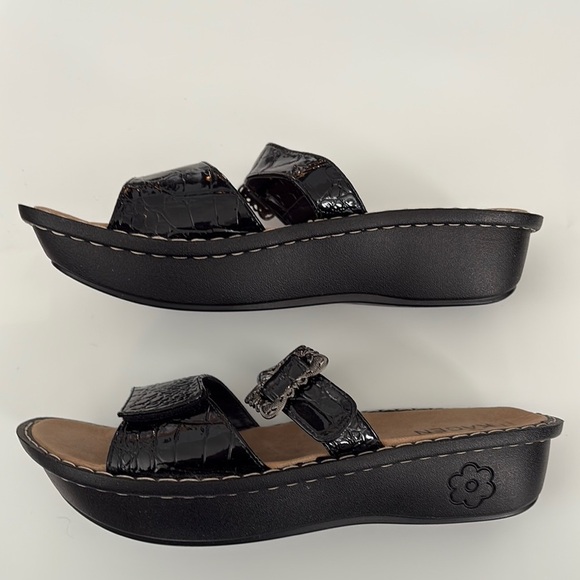 NWB- Kågen Black Croc-Embossed  Slip Resistant Slide Sandals (size 10) - Picture 5 of 12